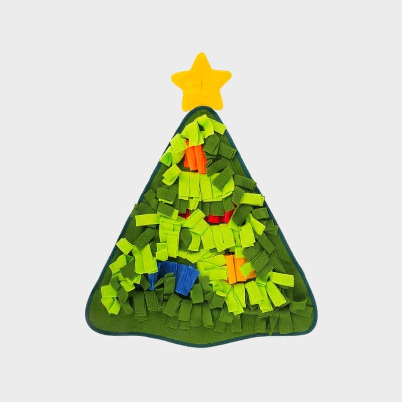 tapis de fouille et d'occupation en forme de sapin de noel de la marque PLAY idéal pour occuper et stimuler le chien grâce à la recherche de friandises faisant travailler son flair