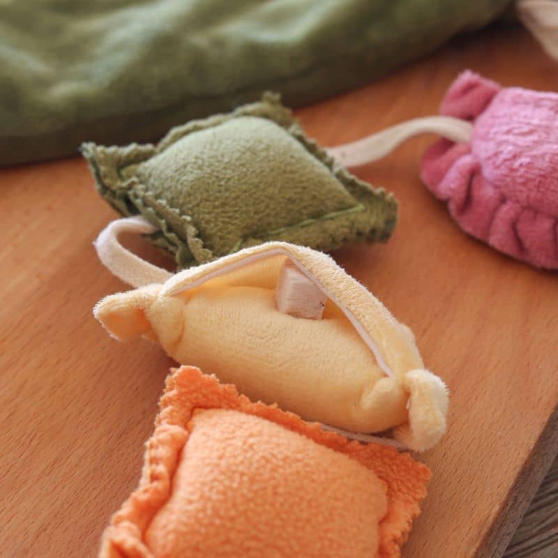 Ravioli jouet d'occupation interactif et de fouille pour chien en forme de dumplings dans lequel cacher des friandises pour occuper votre chien