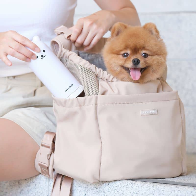 sac à dos pour transporter un chien jusqu'à 6,5kg pouvant également être porté à l'avant en beige desert - Let's adventure pet carrier backpack Pups & Bubs avec de nombreux rangements 