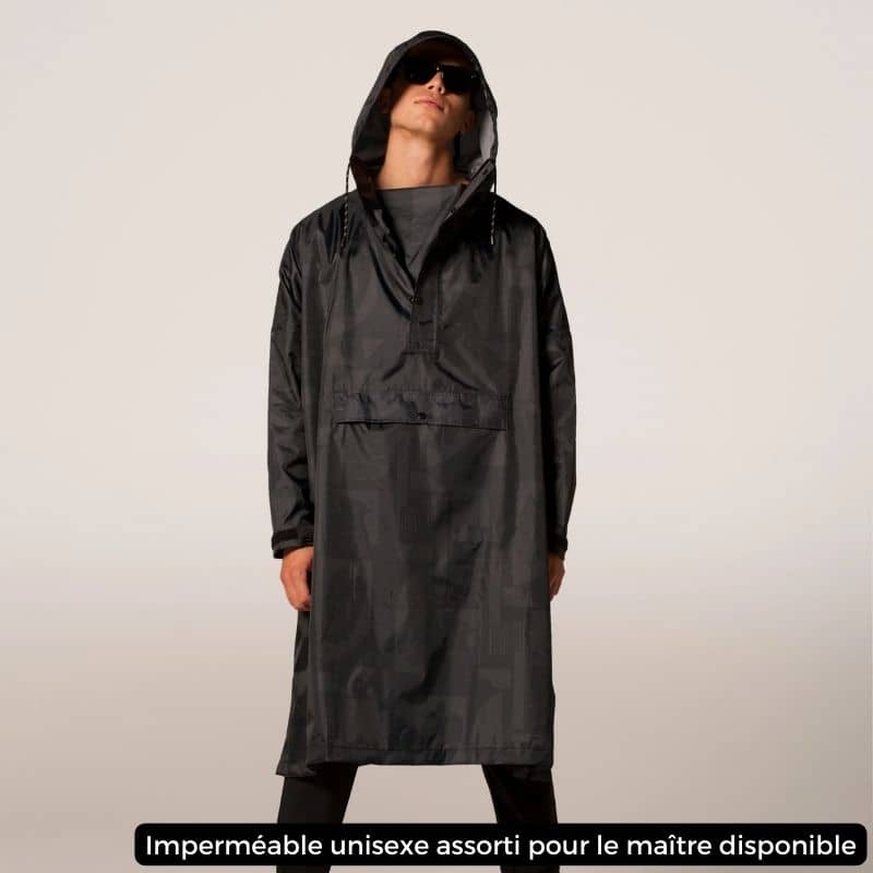 Imperméable assorti à l'imperméable du chien pour un look tendance matchy et éco-responsable