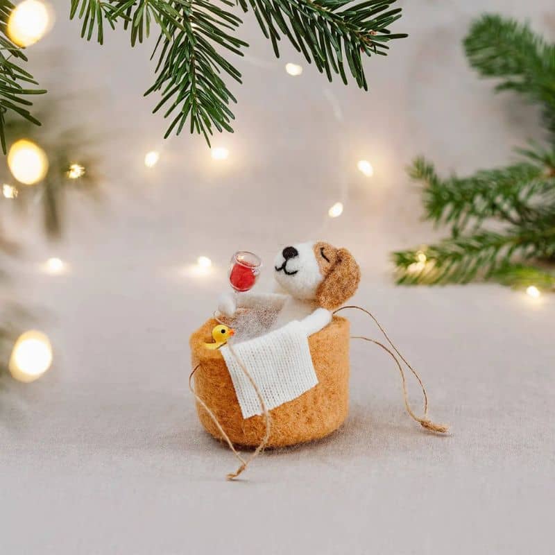 Boule de noël en feutrine Sass and Belle d'un chien dans une baignoire à accrocher dans le sapin