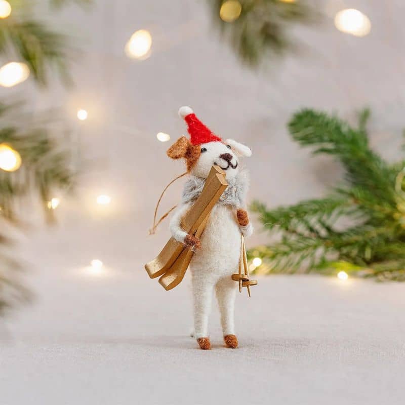 Boule de noël Sass and Belle en feutrine avec un chien qui tient des skis à accrocher dans le sapin superbe pour les fêtes