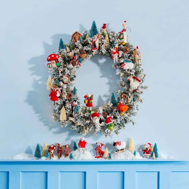 Boule de noël Sass and Belle en feutrine avec un chien qui tient des skis à accrocher dans le sapin très belle collection