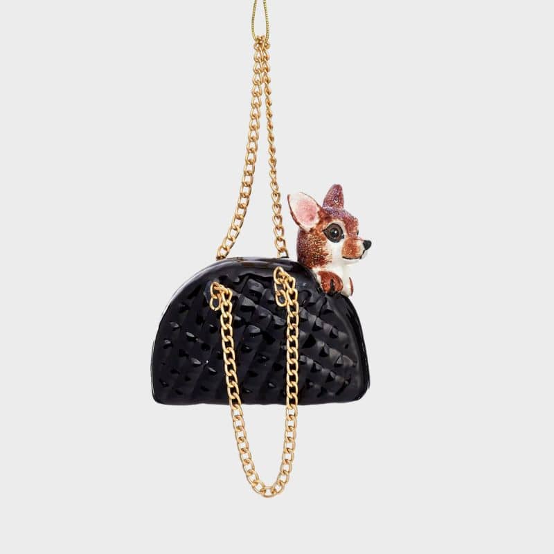 Boule de Noël en forme de chihuahua dans un sac à main à accrocher dans son sapin de la marque Sass and Belle