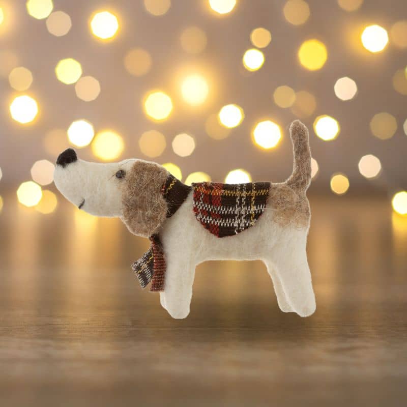Décoration de Noël en laine feutrée en forme de chien tartan de Sass & Belle