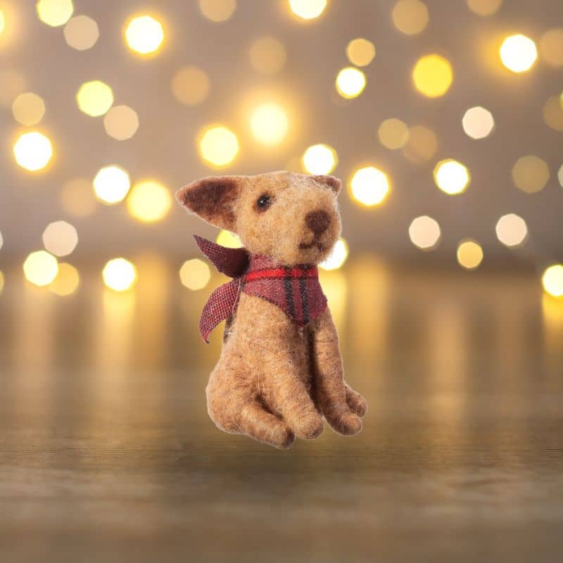 Décoration de noël en feutre laine qui représente un chien terrier bandana de la marque Sass and Belle à accrocher dans le sapin