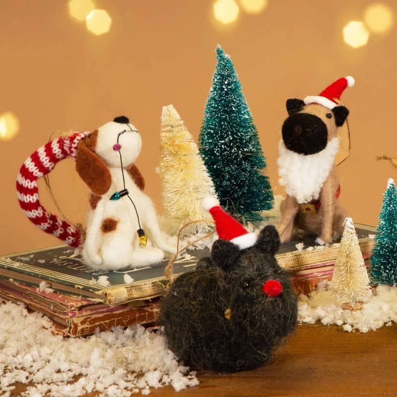 Décoration de Noël en laine feutrée en forme de chien de Sass & Belle