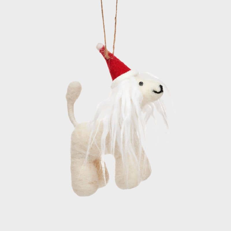 Boule de noël en feutrine qui représente un chien lévrier afghan avec un bonnet rouge de la marque Sass and Belle