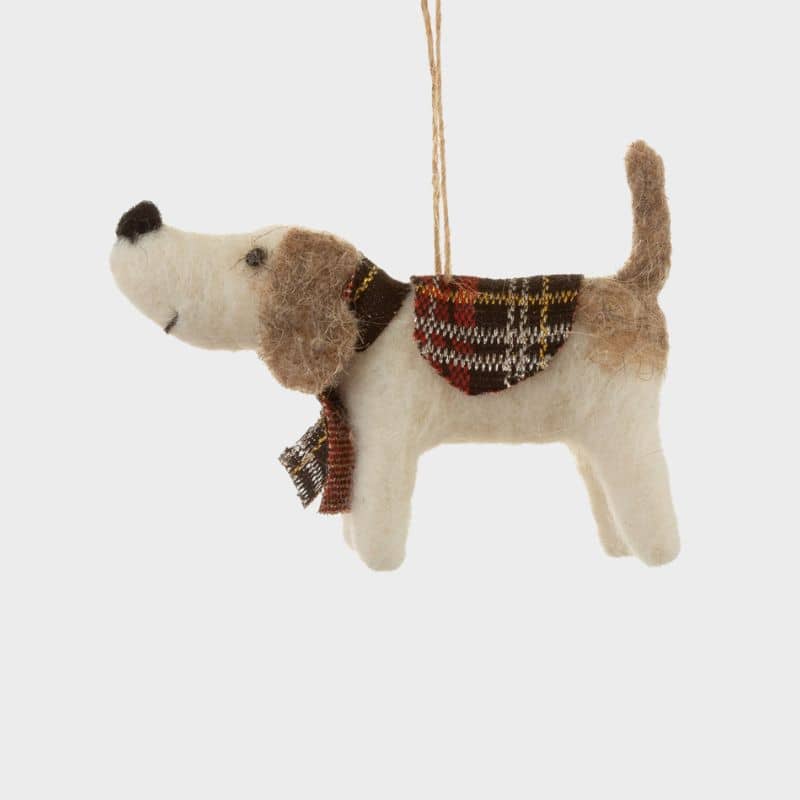 Boule de noël en feutrine qui représente un chien avec accessoire tartan de la marque Sass and Belle à accrocher dans le sapin