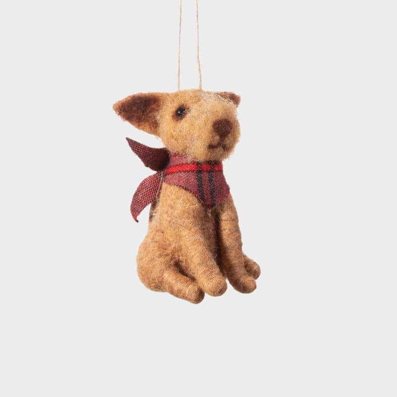 Boule de noël en feutrine qui représente un chien terrien avec un bandana à carreaux rouge de la marque Sass and Belle