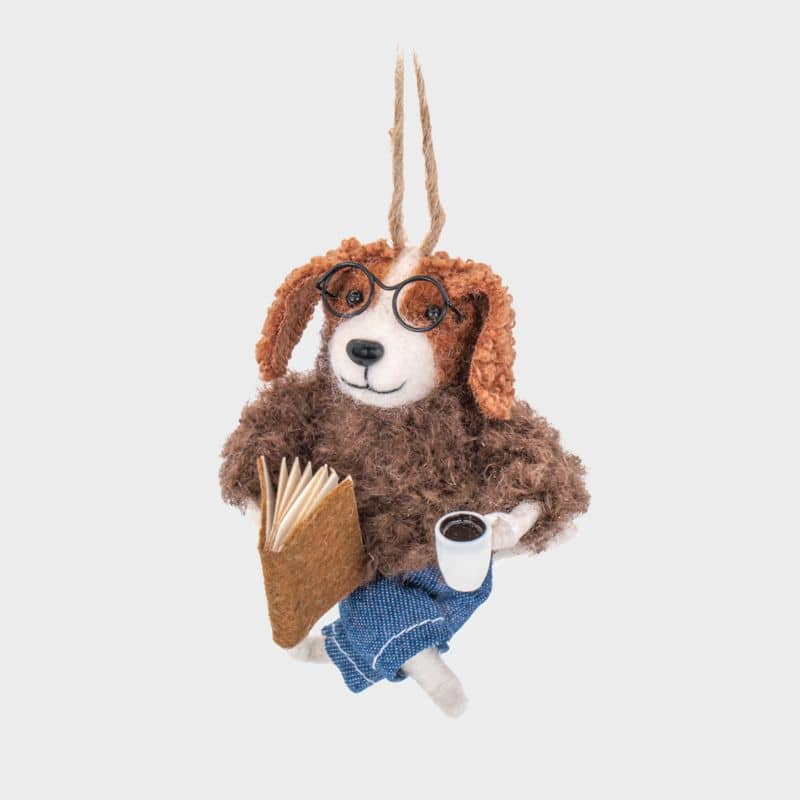 Décoration de Noël en feutre motif chien avec un livre un et café de Sass & Belle