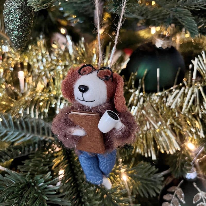 Sapin de Noël avec décoration de Noël en forme de chien
