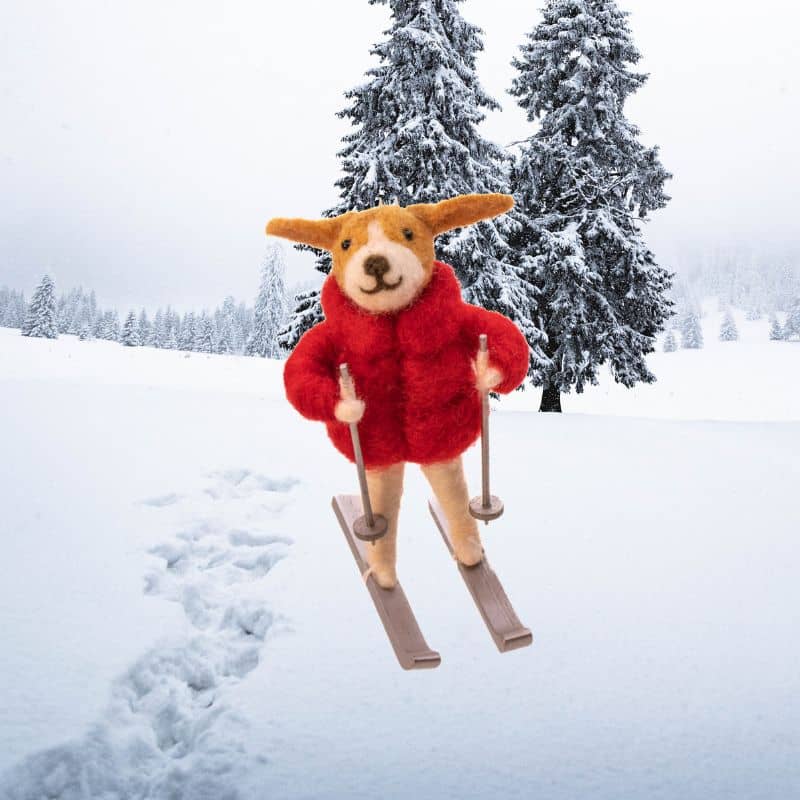 Décoration de Noël en feutre laine en forme de chien qui fait du ski avec une doudoune rouge de Sass & Belle