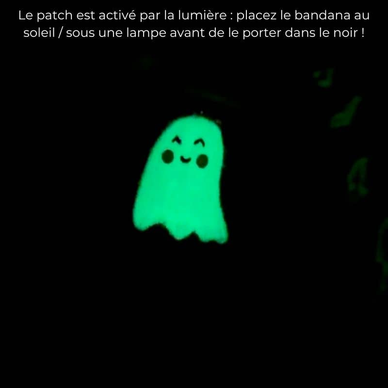 bandana halloween pour chien en flanelle avec patch phosphorescent fantome qui brille dans le noir de la marque Sunny Tails