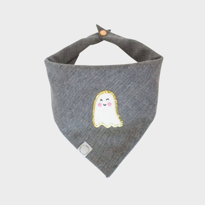 bandana halloween pour chien en flanelle avec patch phosphorescent fantome qui brille dans le noir de la marque Sunny Tails