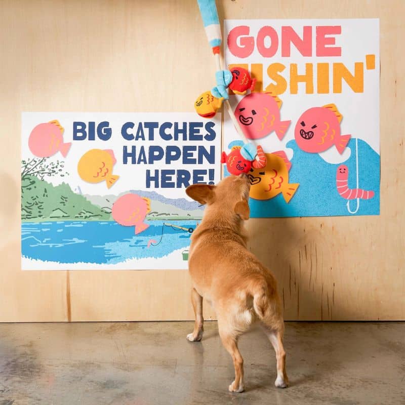 jouet d'occupation pour chien peluche de flair avec des cachettes à friandises et pour jouer au mordant de Furryfolks en forme de canne à pêche et poisson