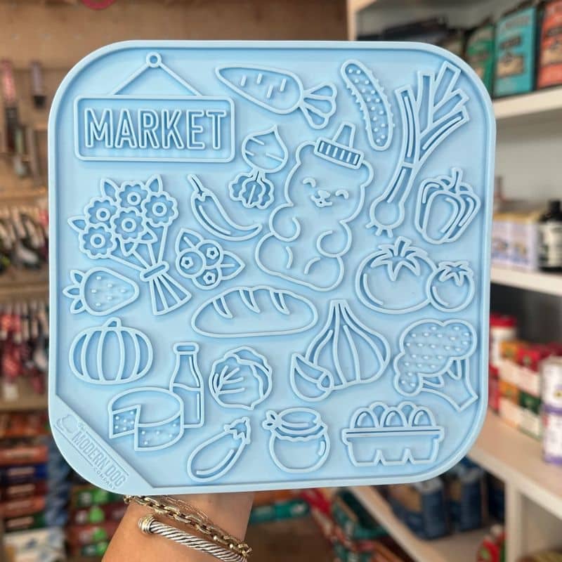 tapis de léchage pour chat et chien bleu "Farmer's Market" par The modern dog company : idéal pour occuper le chien et le calmer