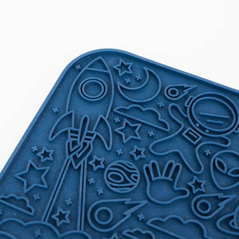 tapis de léchage pour chat et chien bleu à motif espace "Munch'n Brunch'n" par The modern dog company : idéal pour occuper le chien et le calmer