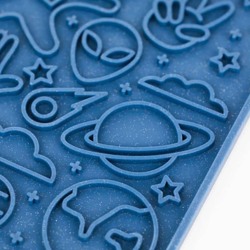 tapis de léchage pour chat et chien bleu à motif espace "Munch'n Brunch'n" par The modern dog company : idéal pour occuper le chien et le calmer