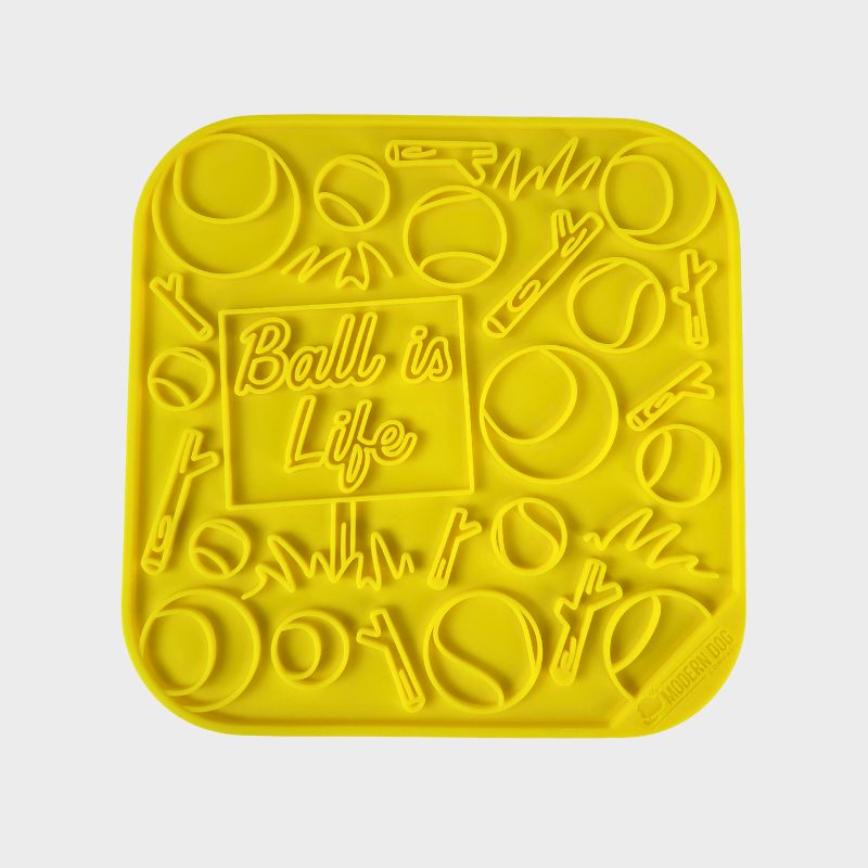 tapis de léchage pour chat et chien jaune à motif balle de tennis "Ball is life" par The modern dog company : idéal pour occuper le chien et le calmer