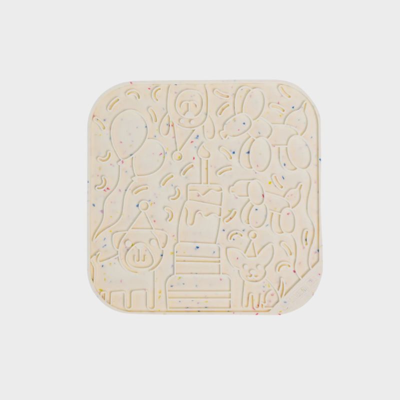tapis de léchage pour chat et chien beige à motif anniversaire "It's a birthday pawty" par The modern dog company : idéal pour occuper le chien et le calmer