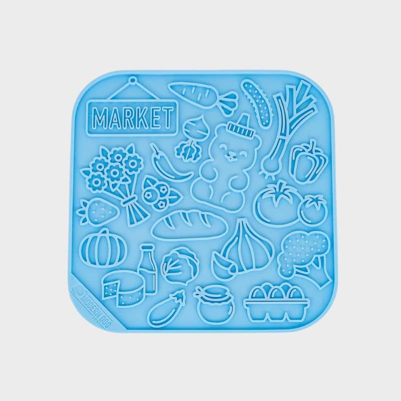 tapis de léchage pour chat et chien bleu "Farmer's Market" par The modern dog company : idéal pour occuper le chien et le calmer