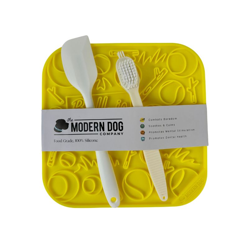 tapis de léchage pour chat et chien jaune à motif balle de tennis "Ball is life" par The modern dog company : idéal pour occuper le chien et le calmer