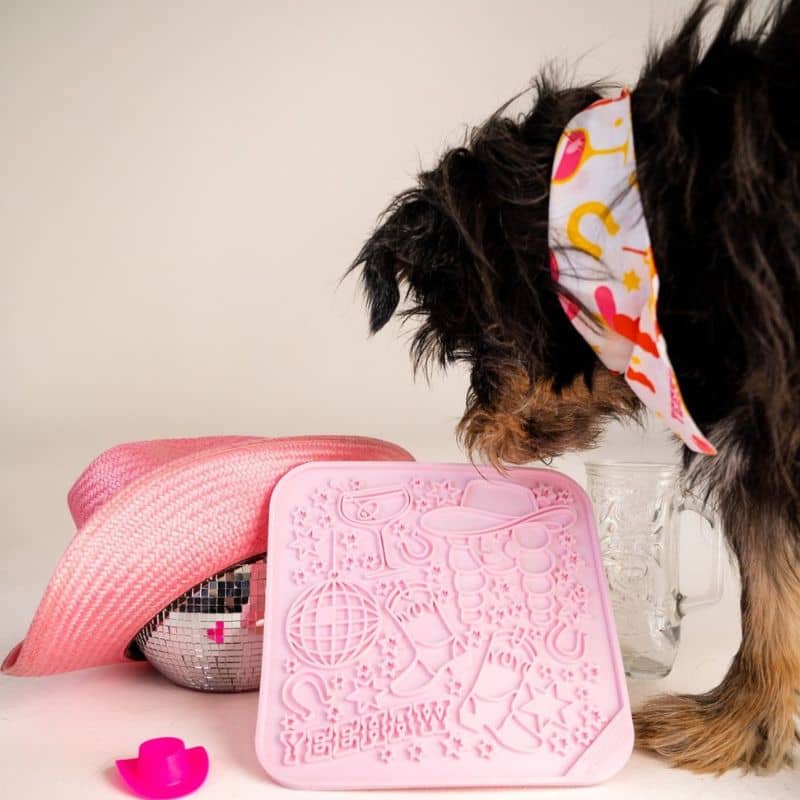 tapis de léchage pour chat et chien rose à motif "Disco Cowgirl" par The modern dog company : idéal pour occuper le chien et le calmer