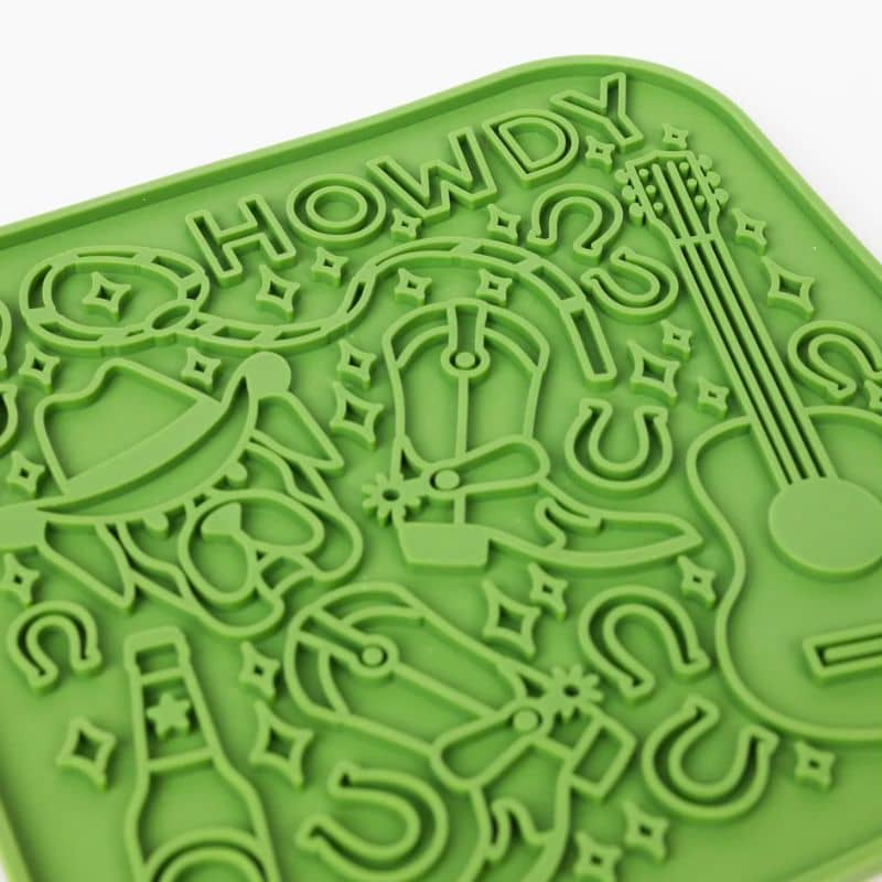 tapis de léchage pour chat et chien vert à motif cowboy "Howdy" par The modern dog company : idéal pour occuper le chien et le calmer