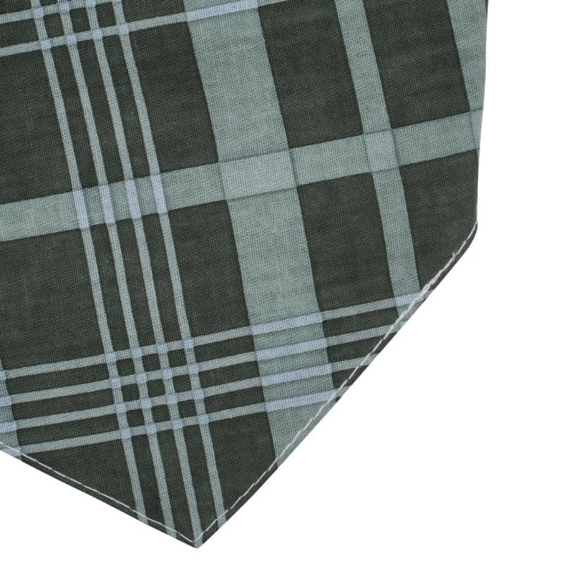 Détail du bandana vert pour chien en coton de the paws motif "pine checkered"