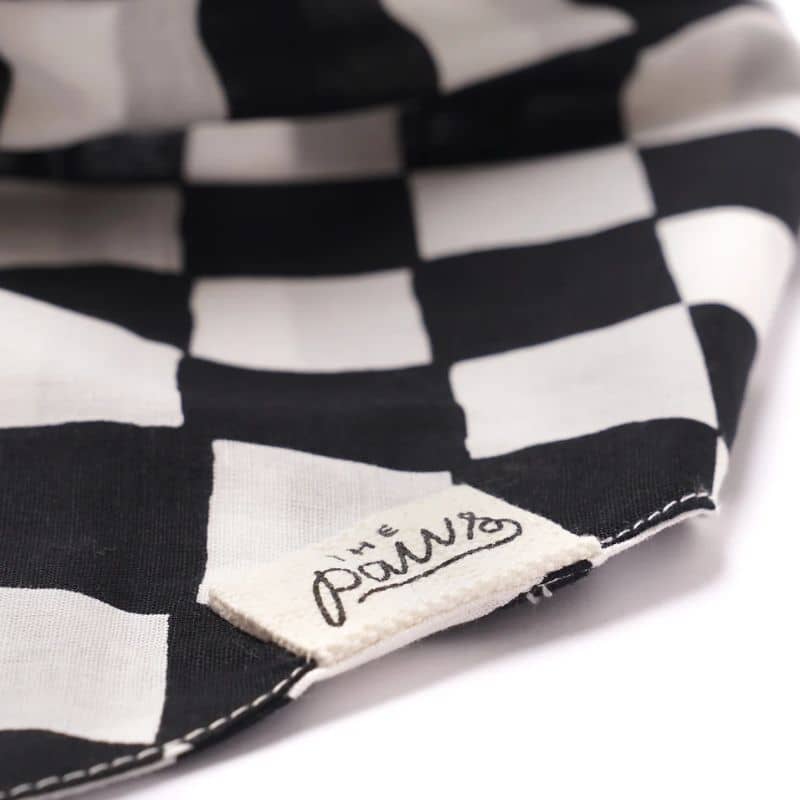 Détail du bandana chess dod pour chien de the paws