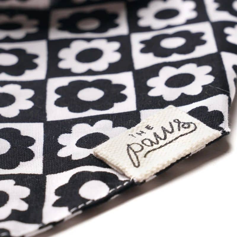 Bandana pour chien fleurs sixties noir et blanc Tux de The Paws detail