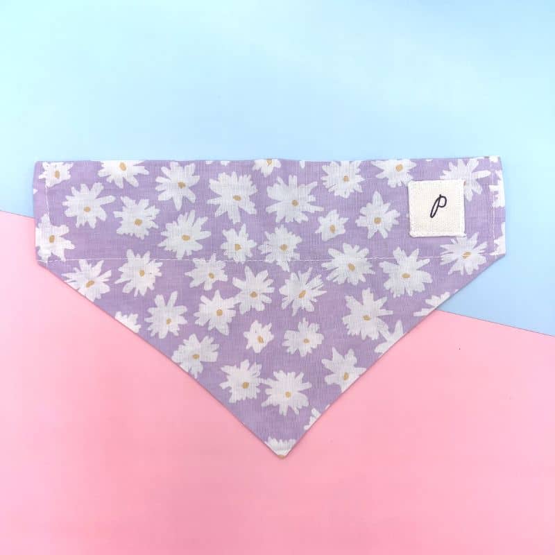 Détail bandana à glisser sur collier mauve avec fleurs