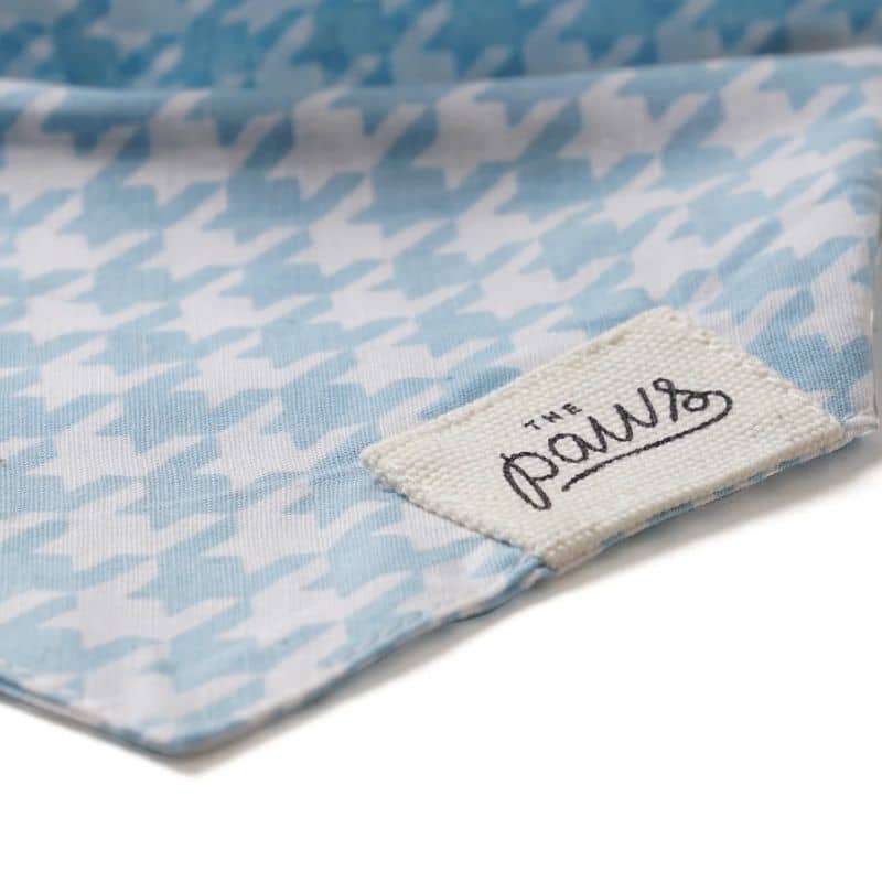 Détail du bandana en coton pour chien motif pied de poule de the paws