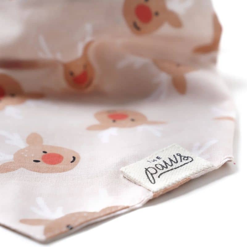 Détail du bandana de Noël de the Paws en coton - motif Rudolph le renne