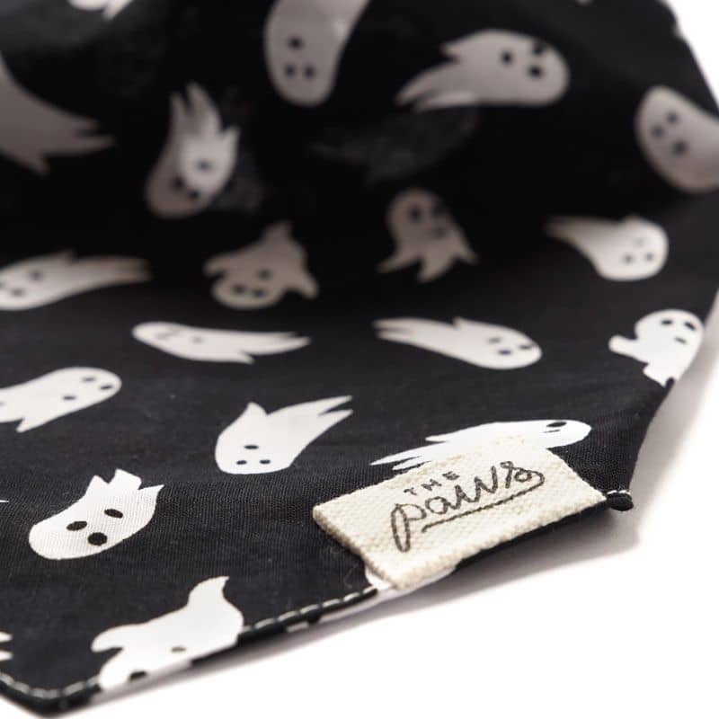 Détail du bandana d'halloween pour chien motif Shadow avec fantômes noir et blanc de the paws