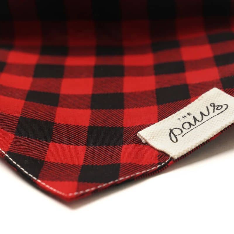 Détail du bandana pour chien de the paws motif bucheron rouge