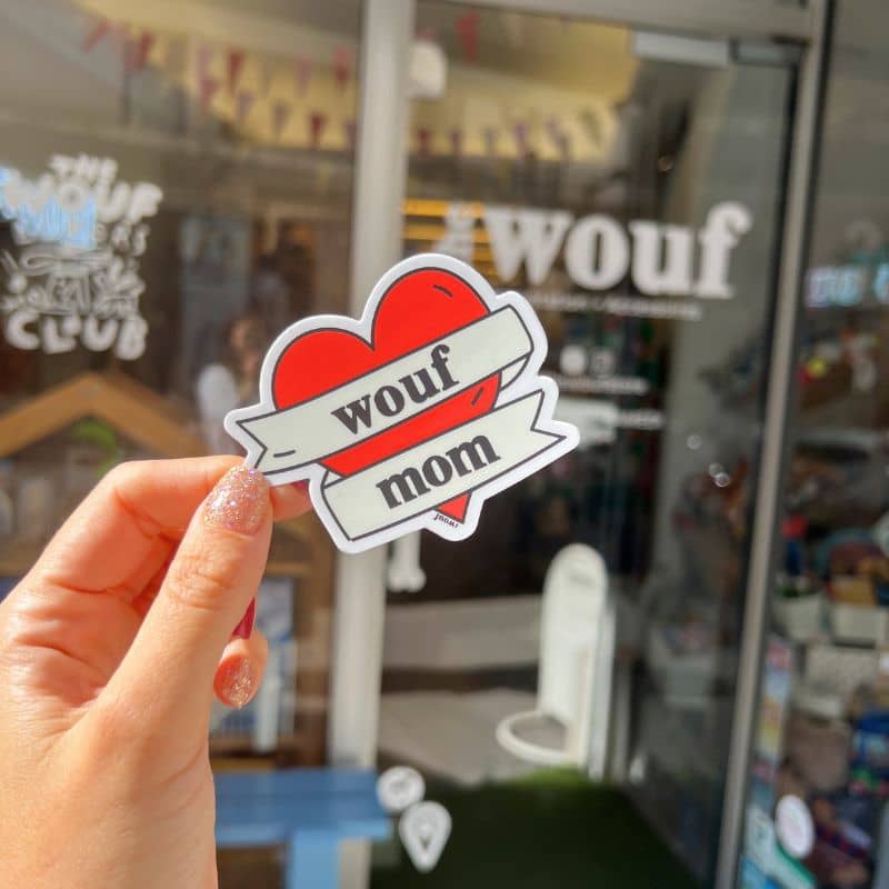 sticker en forme de coeur wouf mom
