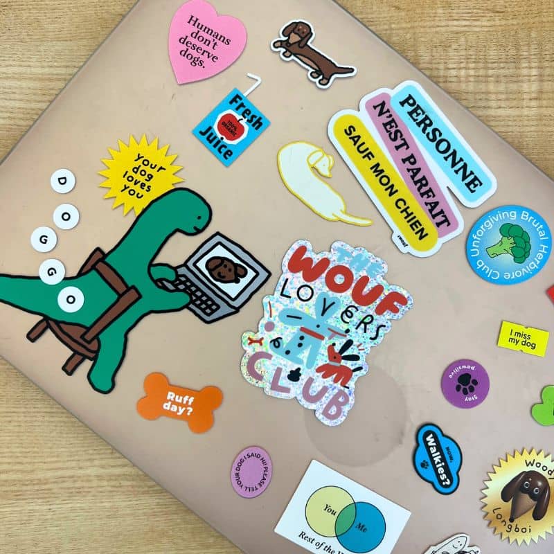 Ordinateur avec sticker chien glitter the wouf lovers club