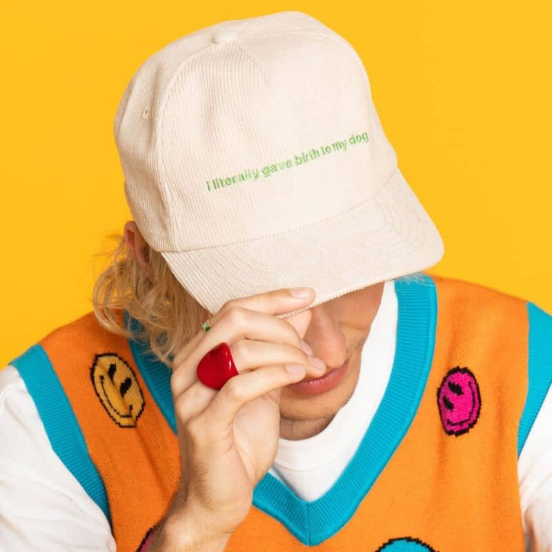 Homme avec casquette tendance en velours côtelé beige avec texte brodé "J'ai littéralement donné naissance à mon chien" de Toby & Linus