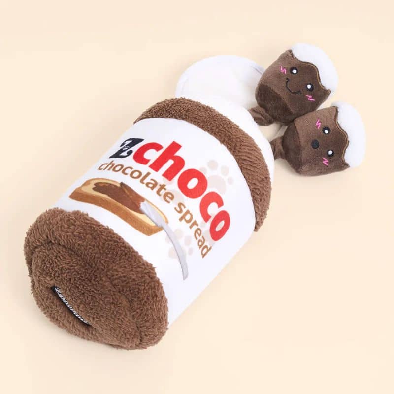 peluche de fouille pour occuper son chien en forme de pot de pate à tartiner Nutella Zippypaws dans lequel cacher des friandises * Bungee burrow chocolate spread jar