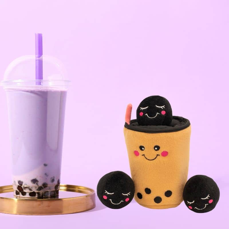 jouet interactif pour chien de la marque Zippy Paws "Boba Milk Tea" bubble tea dans lequel cacher des friandises 