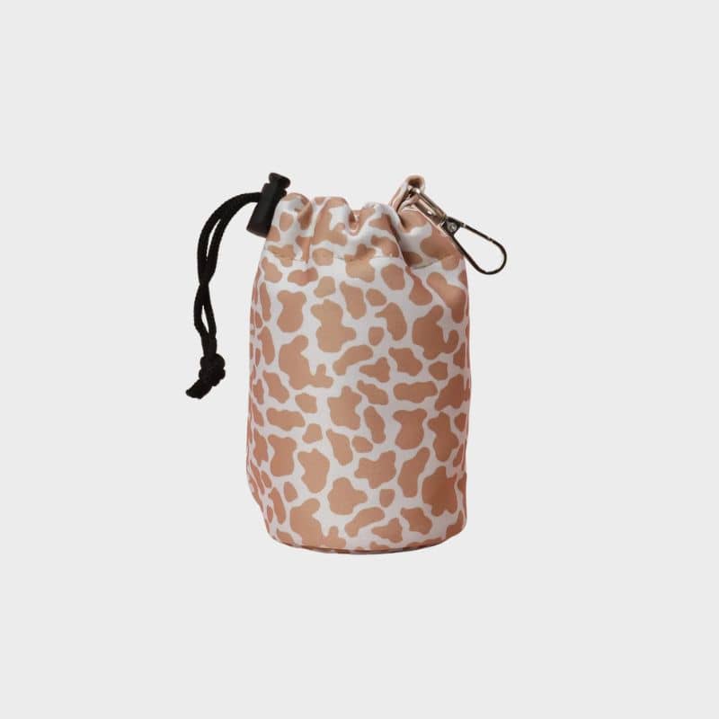 Pochette pour les friandises en vache nude de Cocopup London