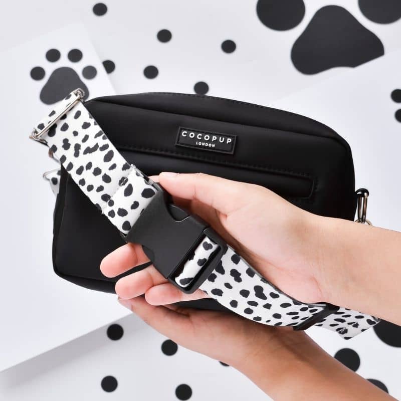 Détail du dog walking bag Cocopup avec sangle banane monochrome