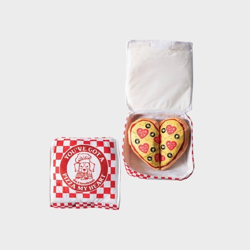 jouet interactif pour chien de la marque Fringe Petshop pour la Saint valentin "Pizza My heart" boite à pizza en forme de coeur pour cacher des friandises et développer le flair