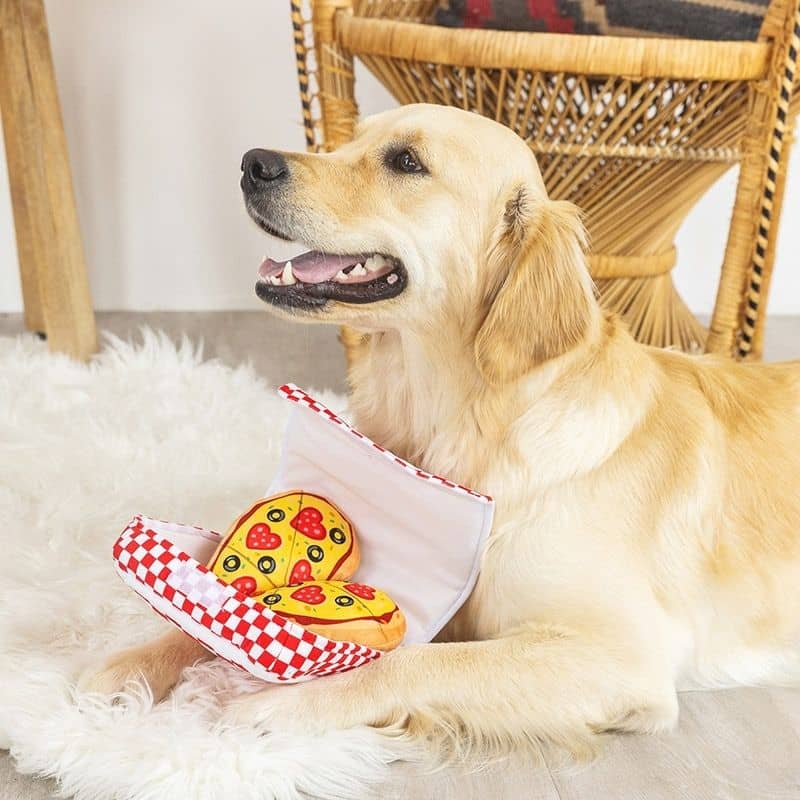 jouet interactif pour chien de la marque Fringe Petshop pour la Saint valentin "Pizza My heart" boite à pizza en forme de coeur pour cacher des friandises et développer le flair