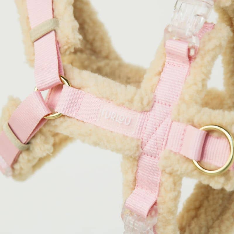 Détail harnais moumoute pour chien en rose de Furlou