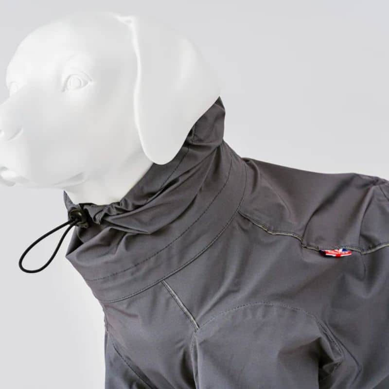 combinaison de protection imperméable pour chien Hugo & Hudson : protége du vent, de la pluie ou de la neige. Parfait pour les chiens à poils longs. 