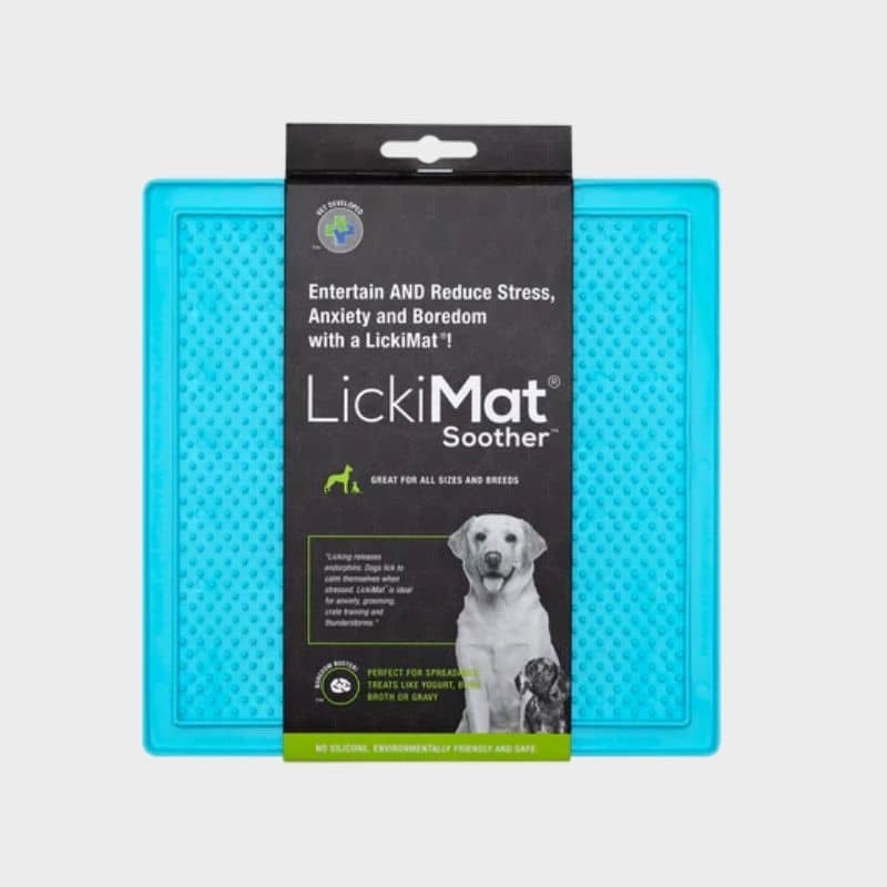 Tapis de lechage et d'occupation pour chien et chat bleu de la marque lickimat