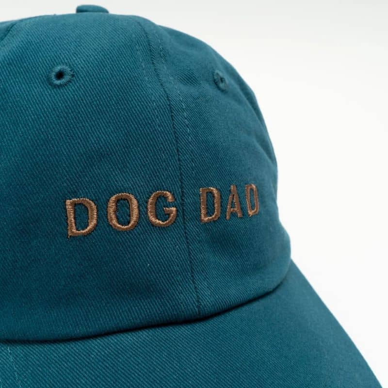 Détail broderie casquette dog dad de Lucy and Co